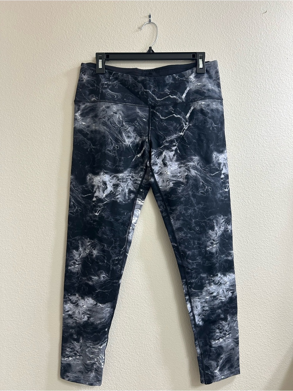 Tuff Athletics Black, Grey & White Marble-Print Leggings L
